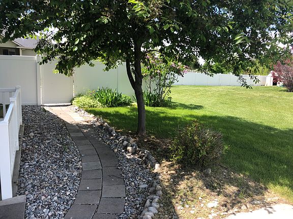 Walkthrough to the backyard 