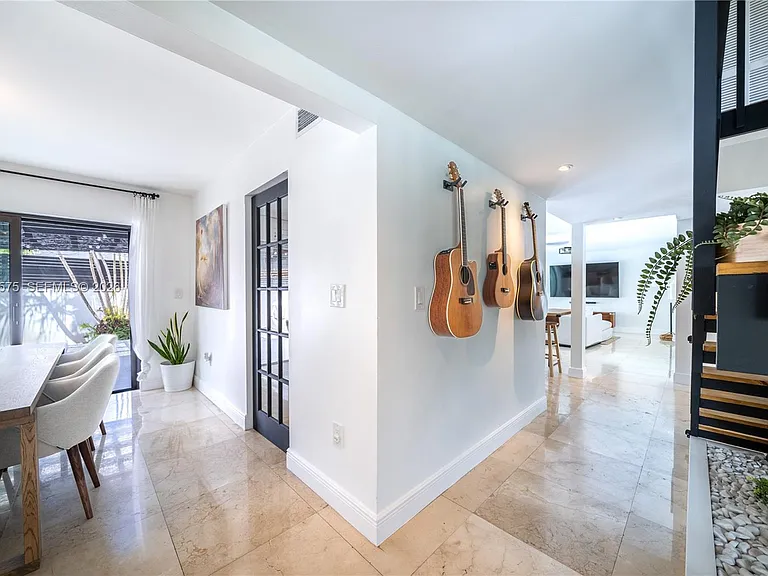 330 SW 133rd Pl — Photo 5