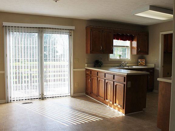 4th image of 266 Huntington Dr