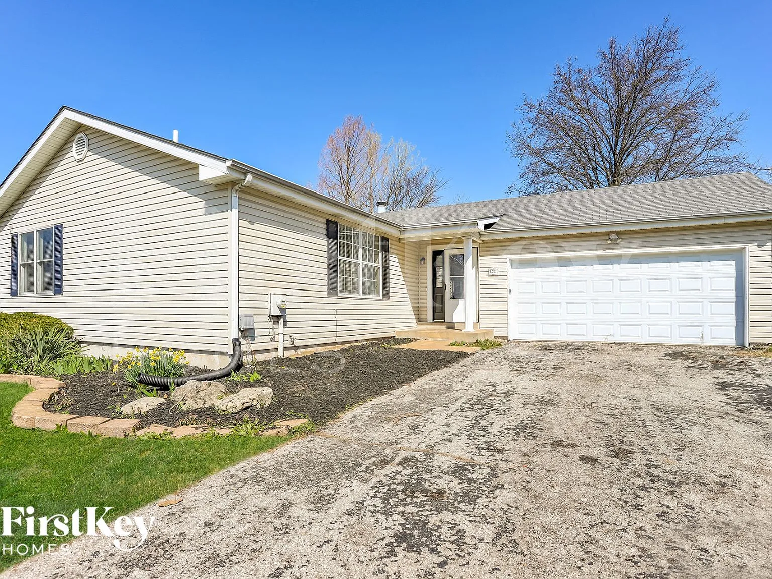 3 bed, 2.0 bath, 1310 sqft, $2,165 — Photo 2