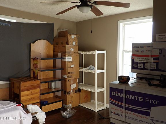 5th image of 130 Hickory Ln