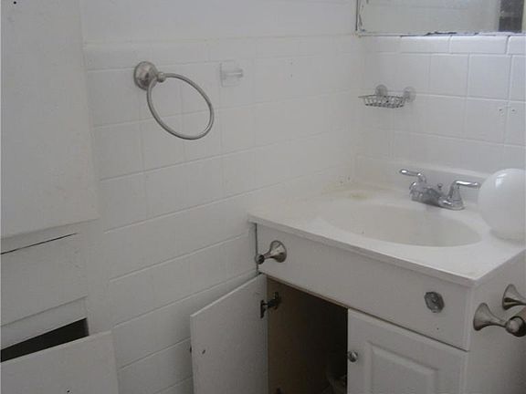 3rd image of 5217 Capitol Ave
