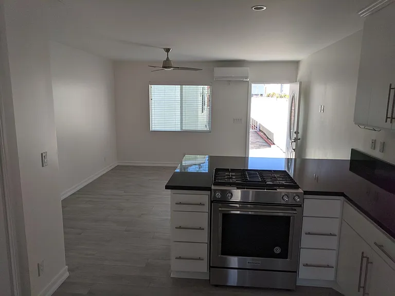 2442 Granville Ave — Photo 8