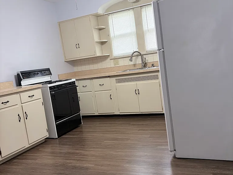 1055 E Market St — Photo 17
