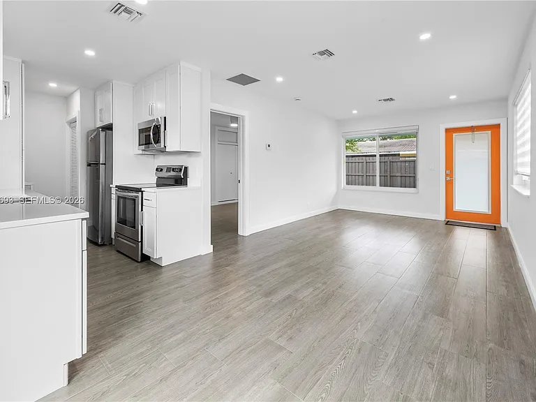 831 NE 40th St #3 — Photo 5