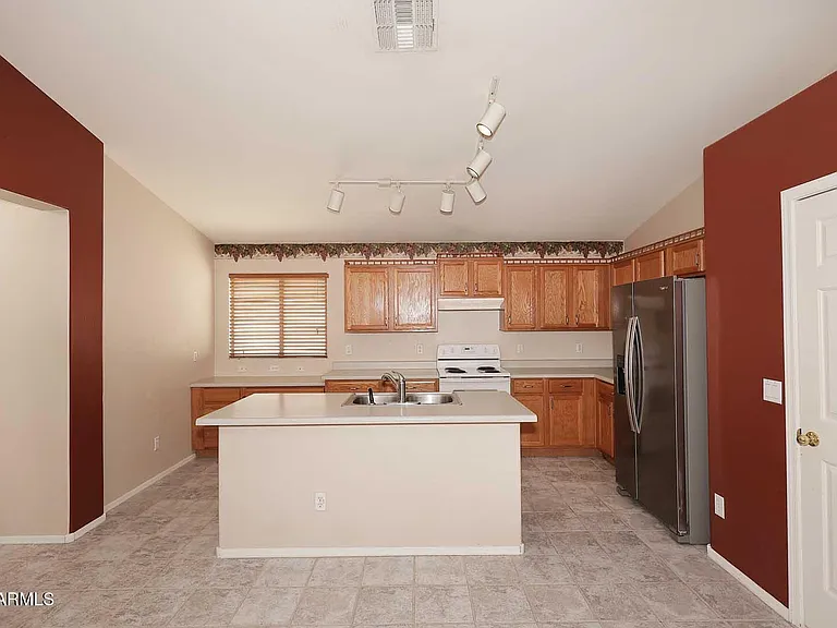 10945 W Loma Ln — Photo 7
