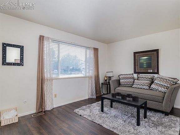 3rd image of 7 Briarwood Cir