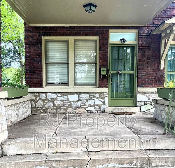 1572 Tutwiler Ave — Photo 3
