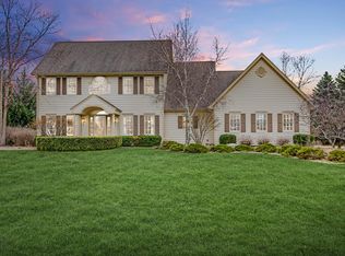 W293N3950 Round Hill Cir, Pewaukee, WI 53072