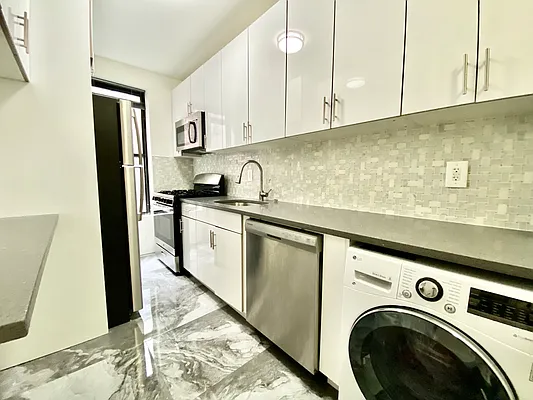 Rented by Bohemia Realty Group | media 7