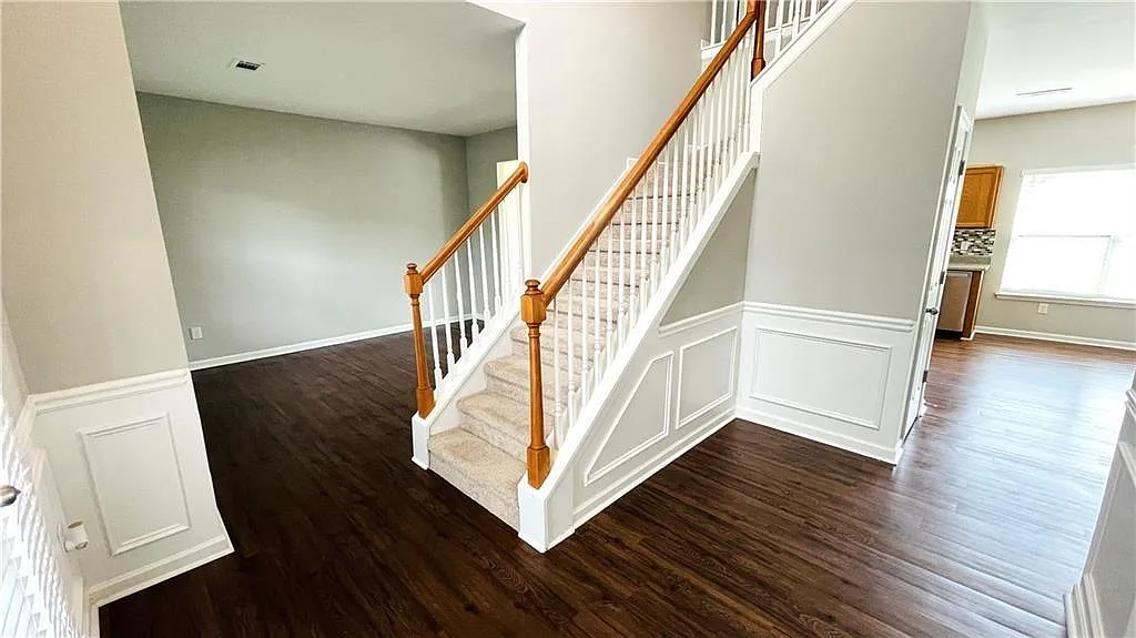 4 bed, 2.5 bath, 2410 sqft, $2,700 — Photo 2