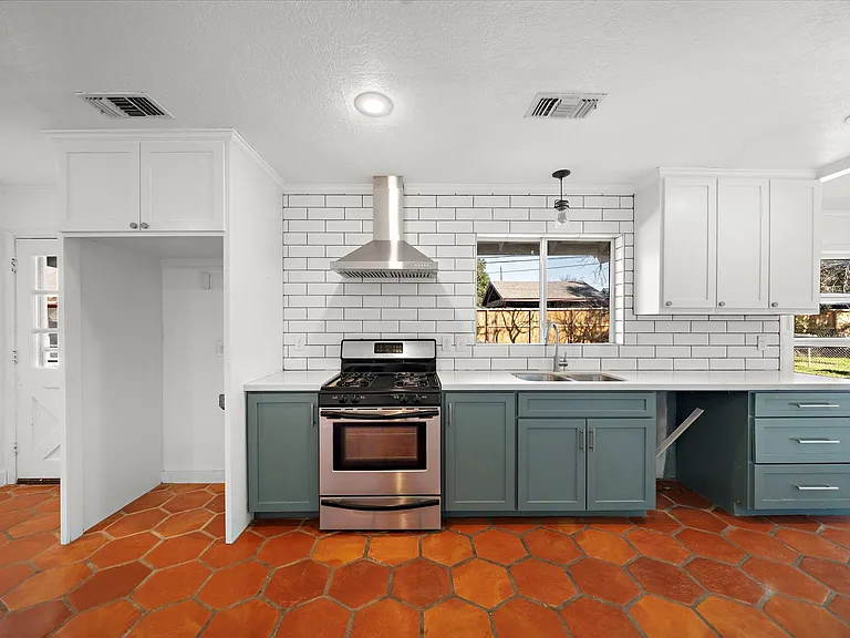215 Fairbanks St — Photo 11