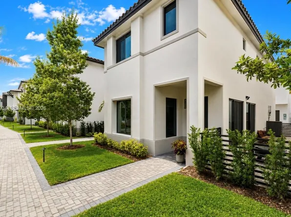 4389 NW 41st St, Miami, FL 33166