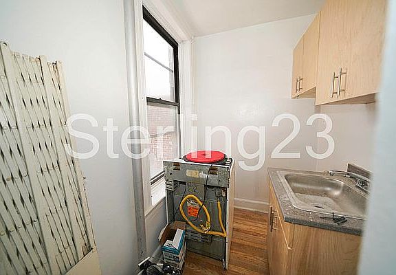 4th image of 162 W 141st St #1E