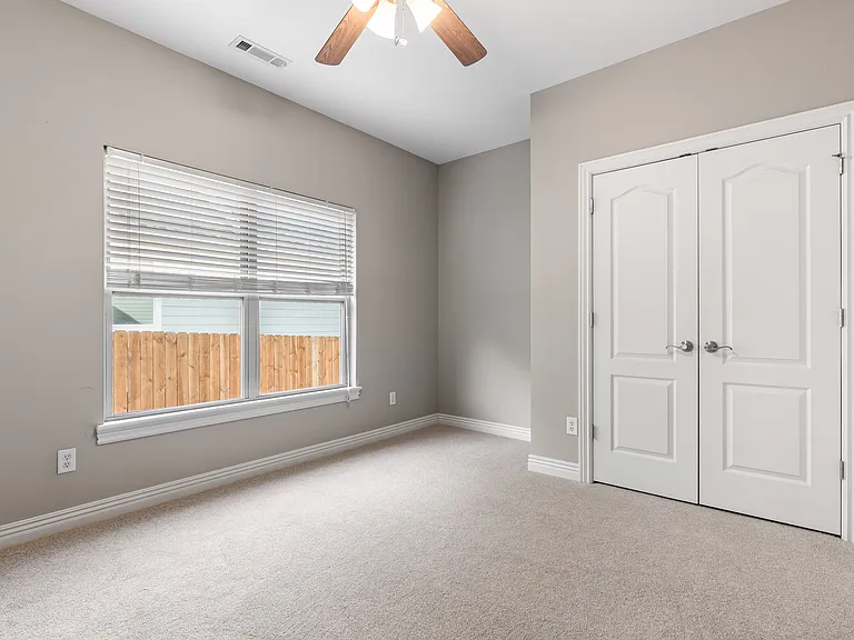 1501 NE Dysart Woods Ln — Photo 17