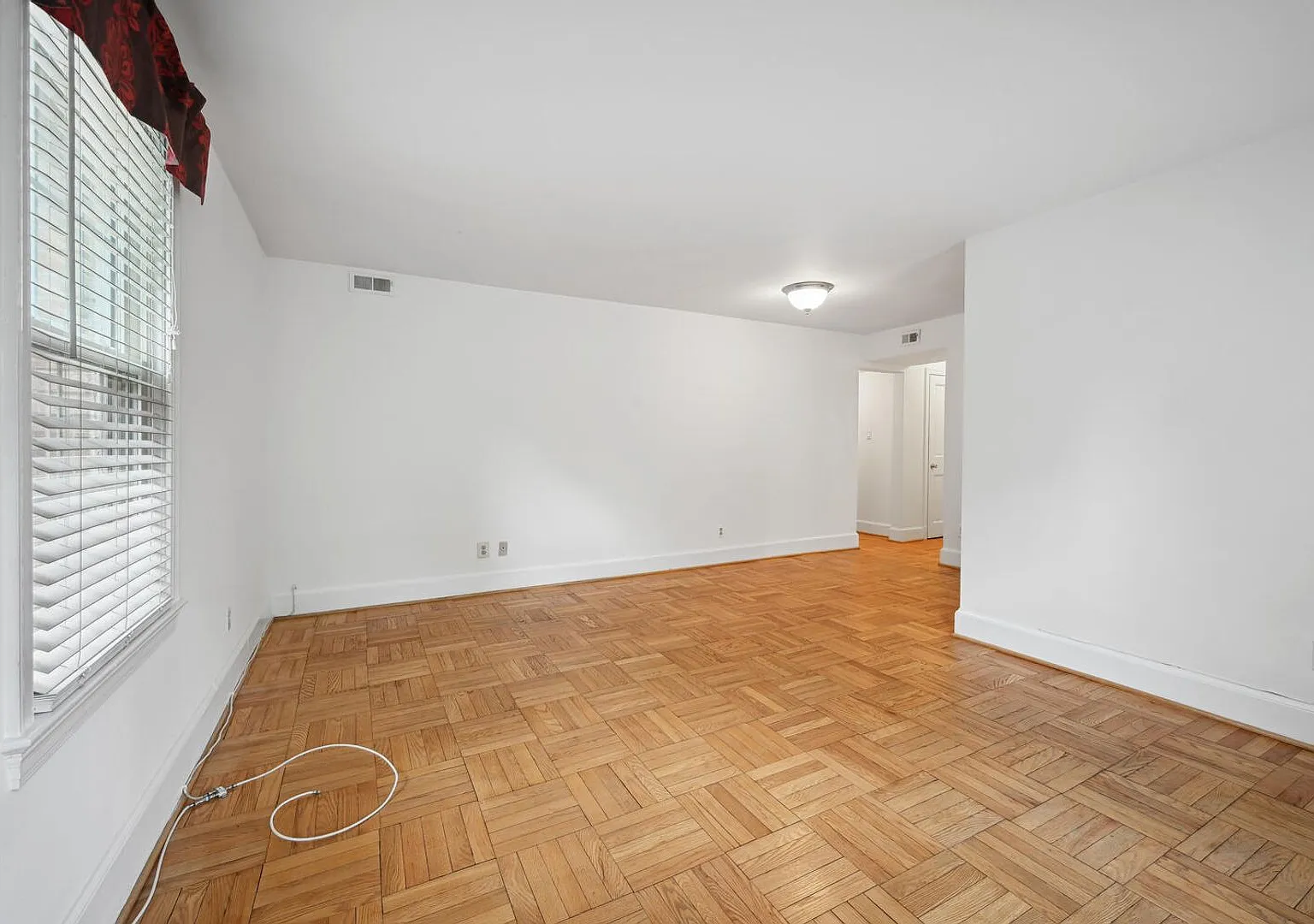 Large, Renovated Apartment Less Than 5 Minute Walk to Cleveland Park Metro! — Photo 4