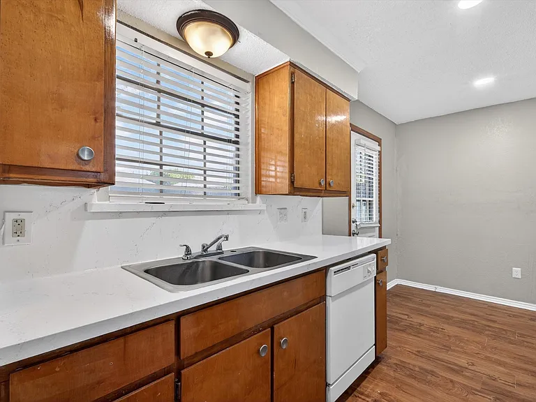 305 Cambridge Dr #305 — Photo 6