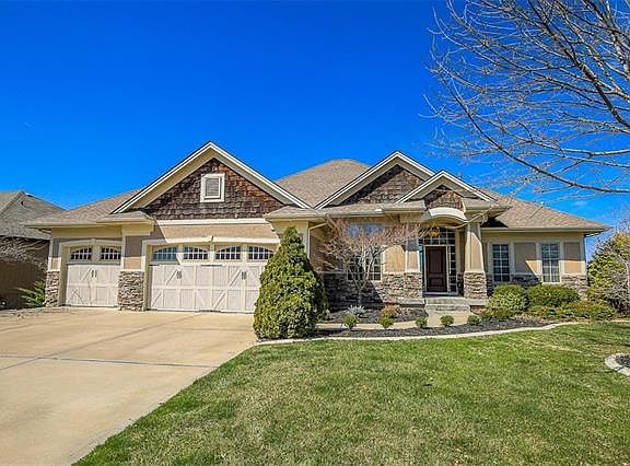 2nd image of 204 SE Waterwheel Ln