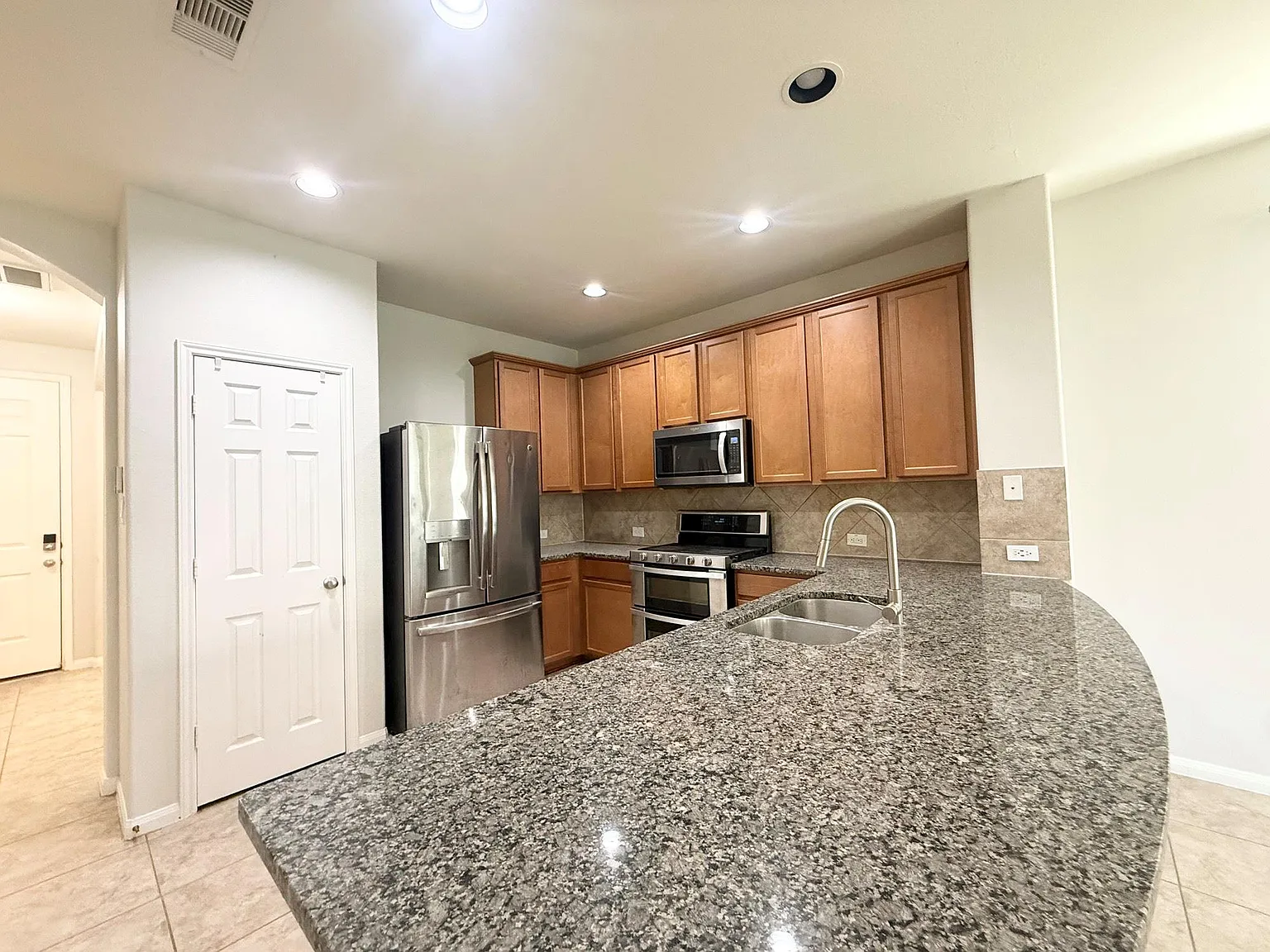 5 bed, 2.5 bath, 2499 sqft, $2,290 — Photo 3