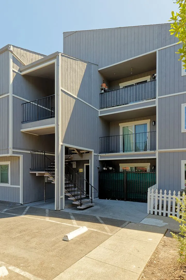 3024 Fruitvale Ave — Photo 3