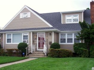 709 Foch Blvd, Williston Park, NY 11596