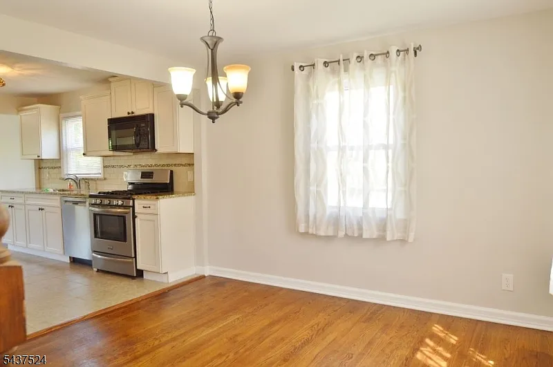 3 bed, 2.0 bath, $3,850 — Photo 4