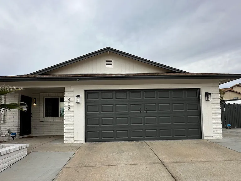 402 E Sack Dr — Photo 2