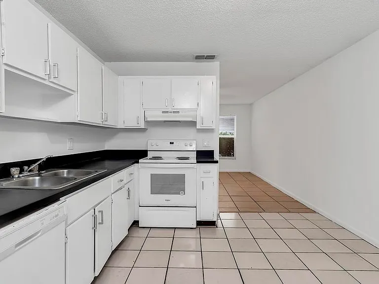 1320 Wellington St #B — Photo 9
