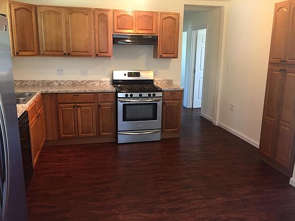 Great kitchen with pantry.