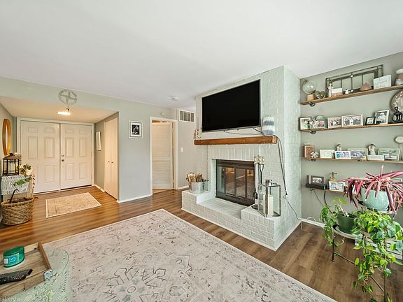 5th image of 213 Lexington Dr