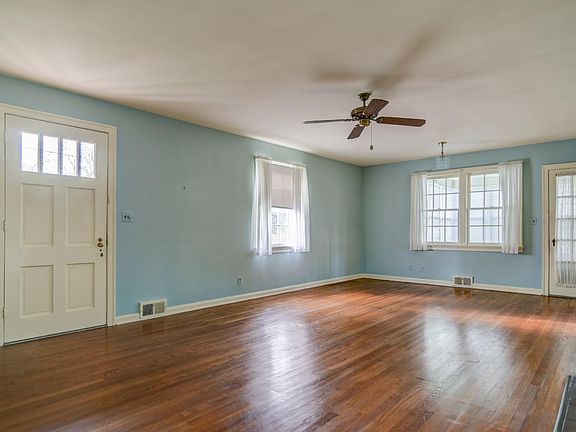 3rd image of 902 New Hampshire Ave
