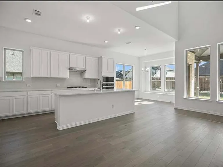 909 Bluebell St — Photo 3