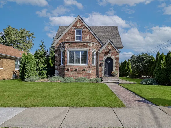 713 McCarthy Rd, Lemont, IL 60439