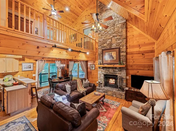 73 Twin Hickory Ln, Maggie Valley, NC 28751