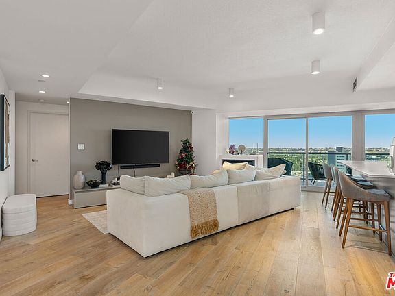 3rd image of 13600 Marina Pointe Dr Unit 1906