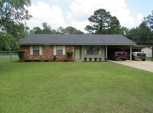 69 Cedarcrest Dr, Columbus, MS 39702