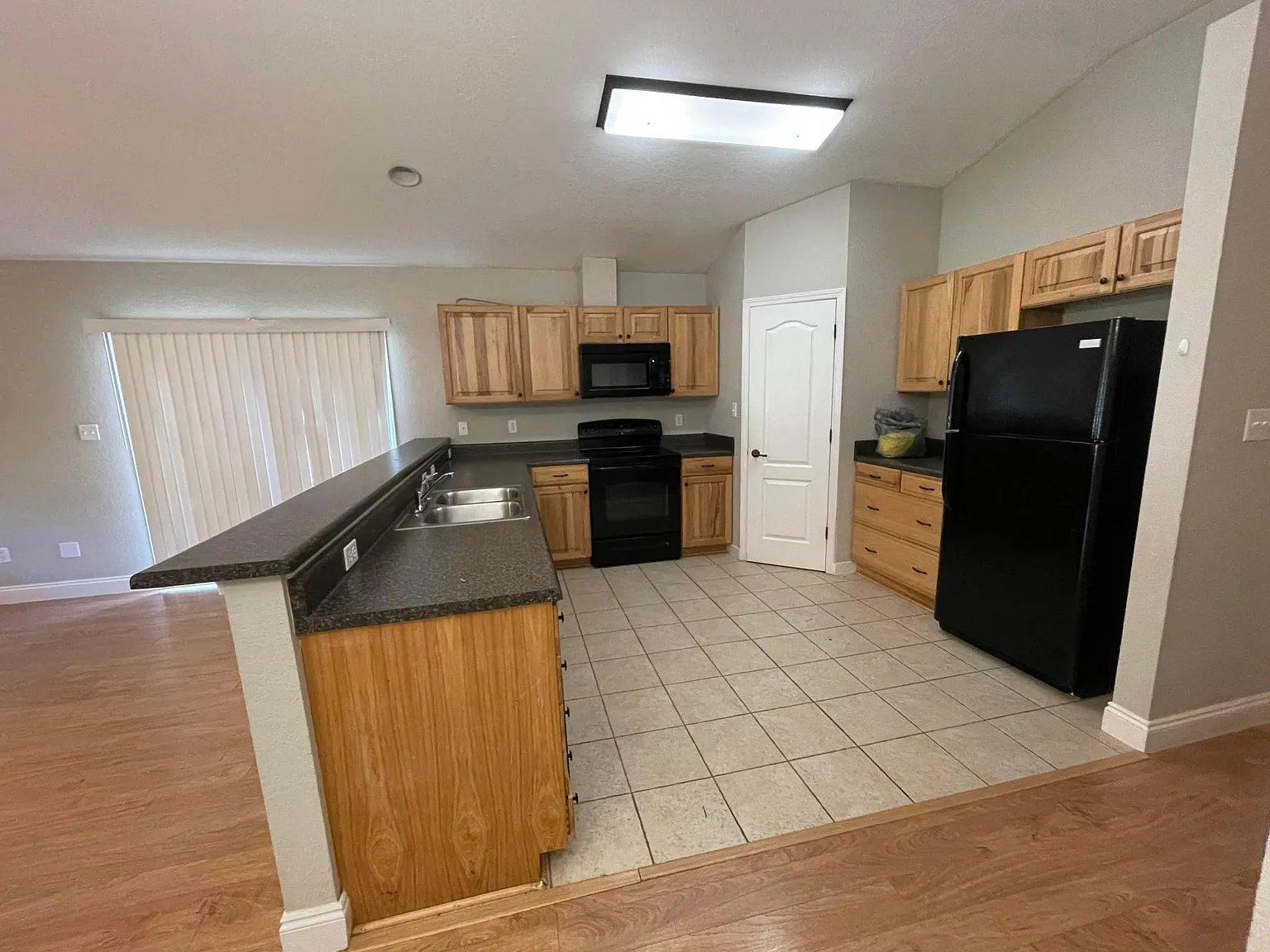 2 bed, 1050 sqft, $1,300 — Photo 4