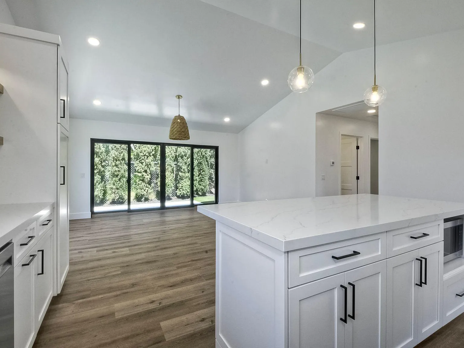 2 bed, 1000 sqft, $5,000 — Photo 4