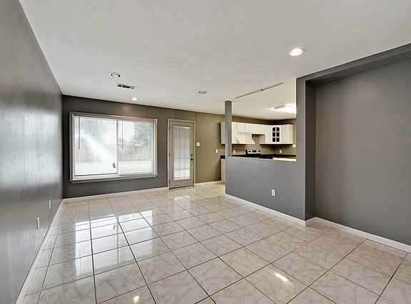 4th image of 305 Bear Dr