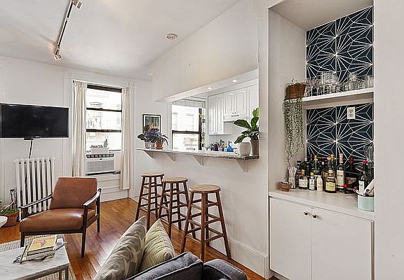 4th image of 343 W 29th St #4