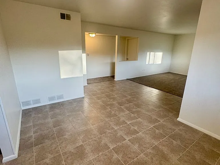 2625 N Chestnut St — Photo 8