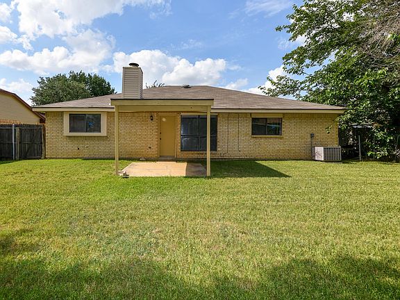 2nd image of 2649 Berkshire Ln