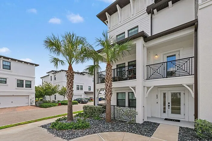 3 bed, 3.5 bath, 2072 sqft, $5,000 — Photo 2