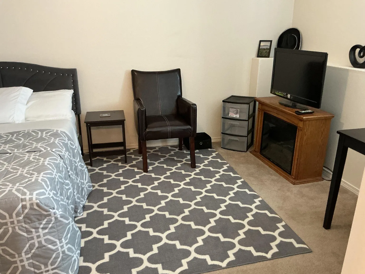 1 bed, 1.0 bath, 2200 sqft, $1,274 — Photo 3