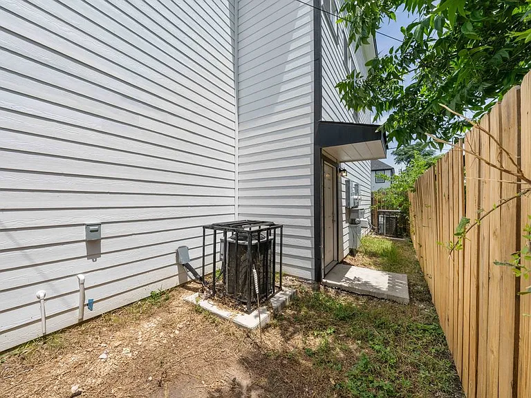 323 Gabriel St #202 — Photo 29