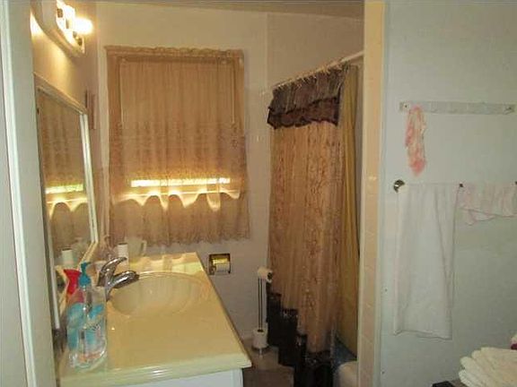 3rd image of 7617 Lady St