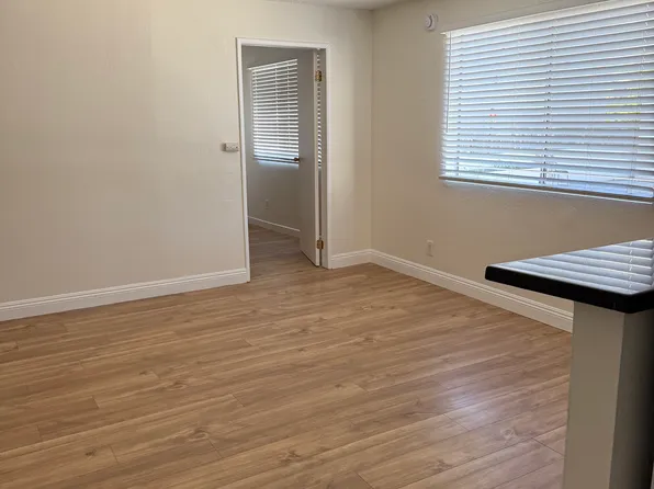 22411 Del Valle St, Woodland Hills, CA 91364