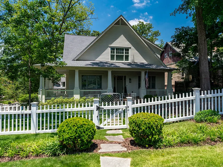 4 E Dr NE — Photo 1