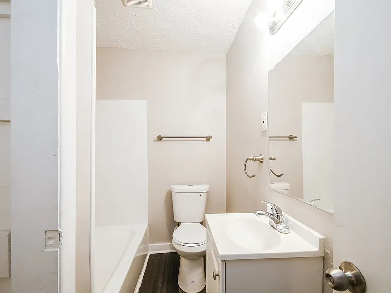 1525257_026_main_bathroom_12991445.jpg