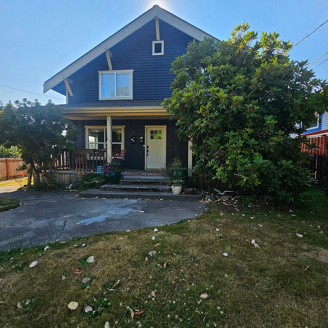 Comfortable 3-Bedroom, 2-Bath Lower Unit with Fully Fenced Yard in West Bremerton — Photo 1